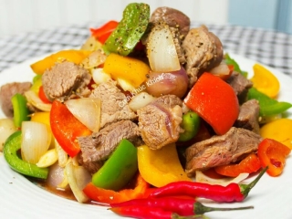 Cách Chế Biến Nạm Bò Xào Ớt Chuông Và Hành Tây